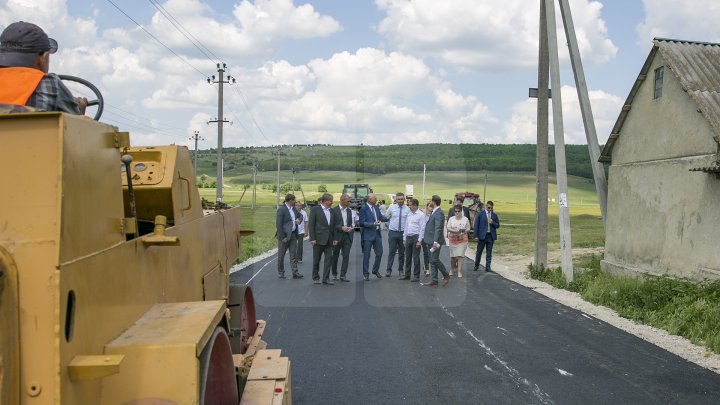 Pavel Filip a inspectat drumul din satul Drăguşeni, reabilitat în cadrul programului "Drumuri bune pentru Moldova"