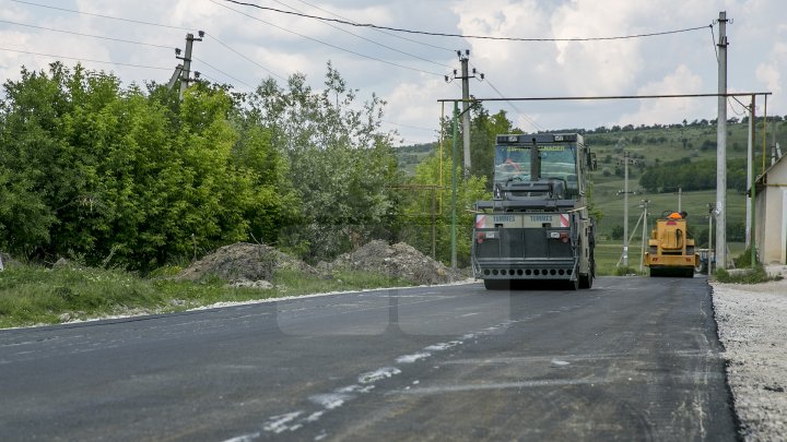 Pavel Filip a inspectat drumul din satul Drăguşeni, reabilitat în cadrul programului "Drumuri bune pentru Moldova"