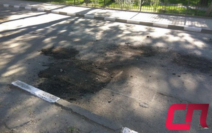 Bătaie de joc! În Bălţi drumurile au fost asfaltate cu tot ce vrei, numai nu cu ce trebuie (FOTO)