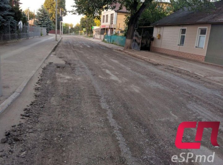 Bătaie de joc! În Bălţi drumurile au fost asfaltate cu tot ce vrei, numai nu cu ce trebuie (FOTO)