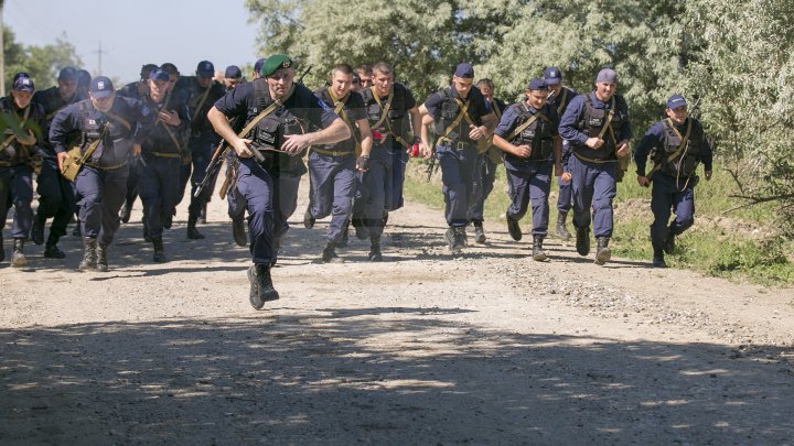 Cei mai bravi poliţişti de frontieră au primit astăzi BERETA DE ONOARE (FOTOREPORT)