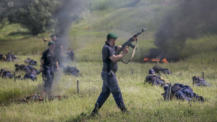 Cei mai bravi poliţişti de frontieră au primit astăzi BERETA DE ONOARE (FOTOREPORT)