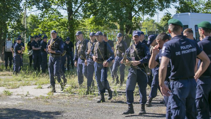 Cei mai bravi poliţişti de frontieră au primit astăzi BERETA DE ONOARE (FOTOREPORT)