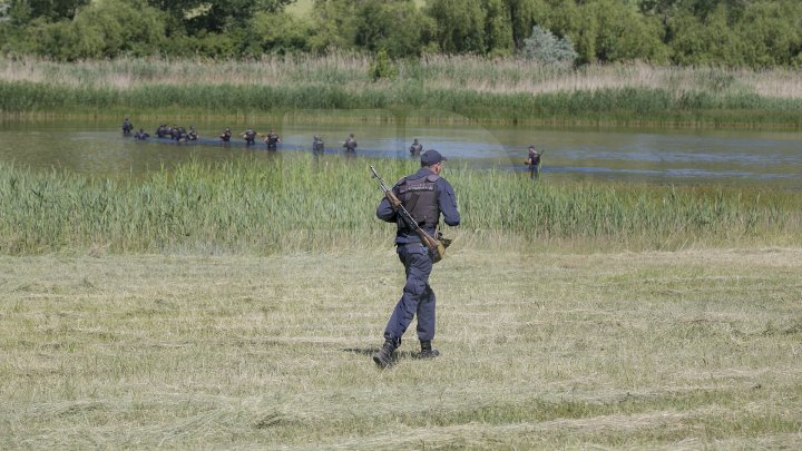 Cei mai bravi poliţişti de frontieră au primit astăzi BERETA DE ONOARE (FOTOREPORT)