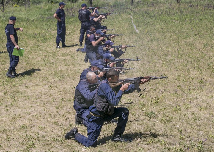 Cei mai bravi poliţişti de frontieră au primit astăzi BERETA DE ONOARE (FOTOREPORT)