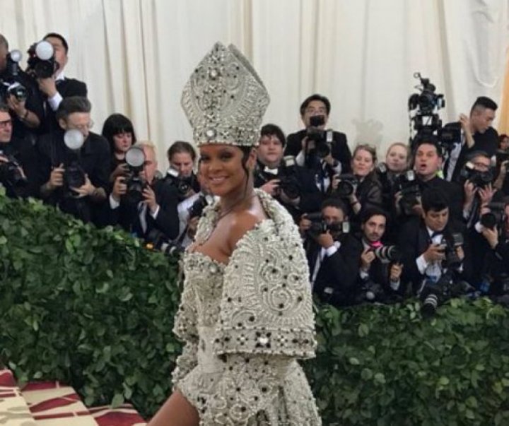 Apariţie strălucitoare la MET GALA 2018. Rihanna, într-o ținută ca Papa (FOTO)