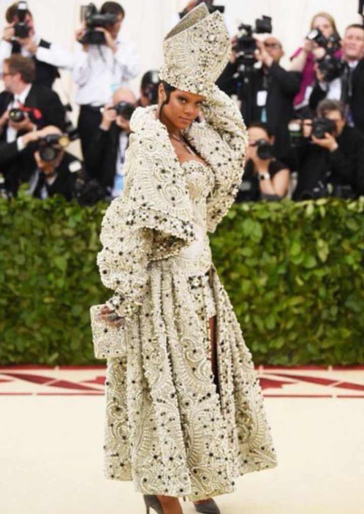 Apariţie strălucitoare la MET GALA 2018. Rihanna, într-o ținută ca Papa (FOTO)