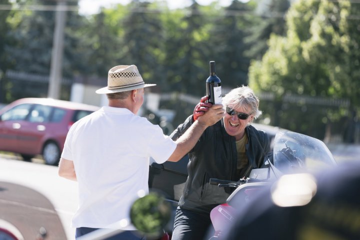 AVENTURĂ PE DOUĂ ROŢI. Un dirijor din Viena a venit la Chişinău cu motocicleta (FOTO)