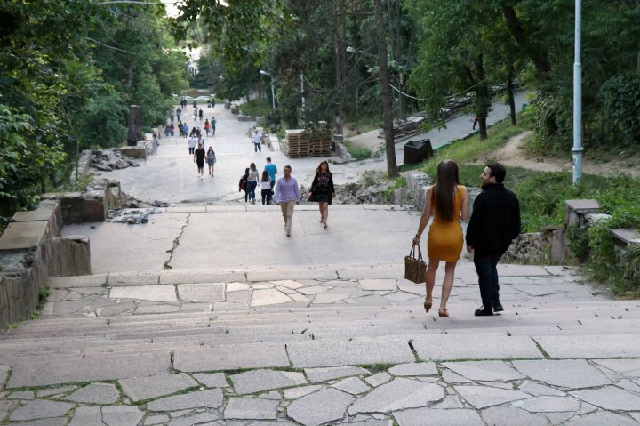 Parcul Valea Morilor îşi recapătă frumuseţea de altădată. A început reconstrucţia scării de granit (FOTO)