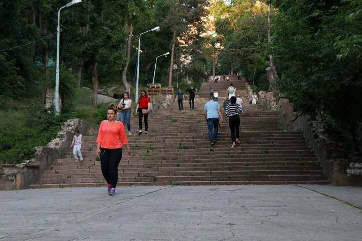 Parcul Valea Morilor îşi recapătă frumuseţea de altădată. A început reconstrucţia scării de granit (FOTO)