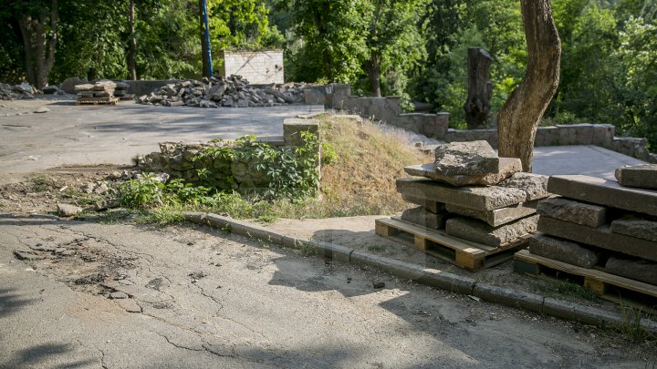 Parcul Valea Morilor îşi recapătă frumuseţea de altădată. A început reconstrucţia scării de granit (FOTO)