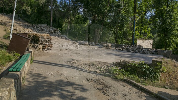 Lucrările de renovare a scării de granit din Parcul Valea Morilor sunt în toi. Costul proiectului constituie 920 de mii de euro (FOTOREPORT)