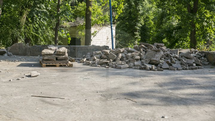 Lucrările de renovare a scării de granit din Parcul Valea Morilor sunt în toi. Costul proiectului constituie 920 de mii de euro (FOTOREPORT)