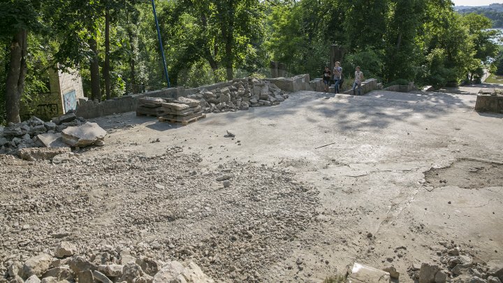 Lucrările de renovare a scării de granit din Parcul Valea Morilor sunt în toi. Costul proiectului constituie 920 de mii de euro (FOTOREPORT)