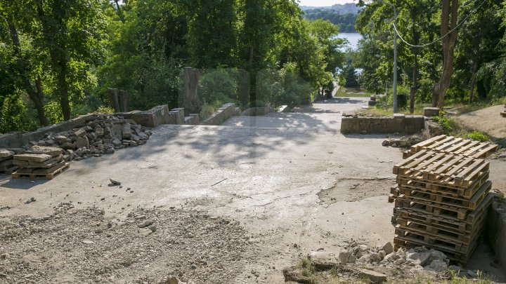 Lucrările de renovare a scării de granit din Parcul Valea Morilor sunt în toi. Costul proiectului constituie 920 de mii de euro (FOTOREPORT)