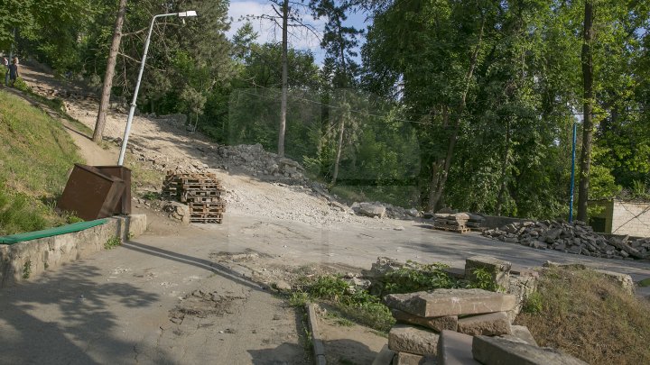 Lucrările de renovare a scării de granit din Parcul Valea Morilor sunt în toi. Costul proiectului constituie 920 de mii de euro (FOTOREPORT)