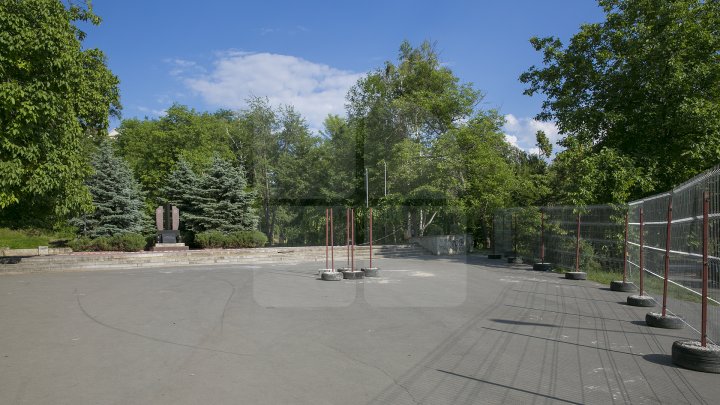 Lucrările de renovare a scării de granit din Parcul Valea Morilor sunt în toi. Costul proiectului constituie 920 de mii de euro (FOTOREPORT)