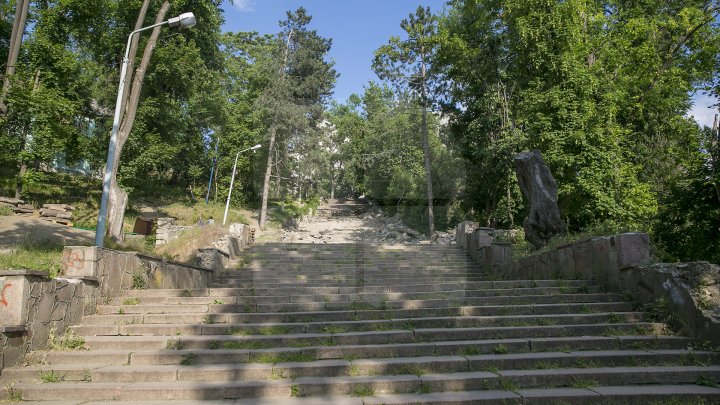 VESTE BUNĂ! Cele 200 de scări de granit din parcul Valea Morilor au început să fie renovate (FOTOREPORT)