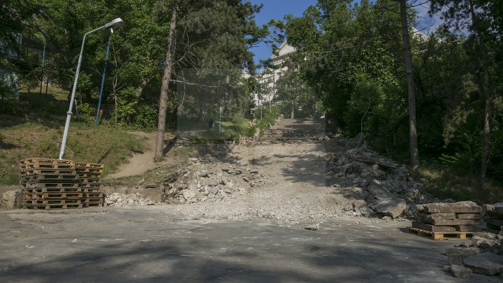 VESTE BUNĂ! Cele 200 de scări de granit din parcul Valea Morilor au început să fie renovate (FOTOREPORT)