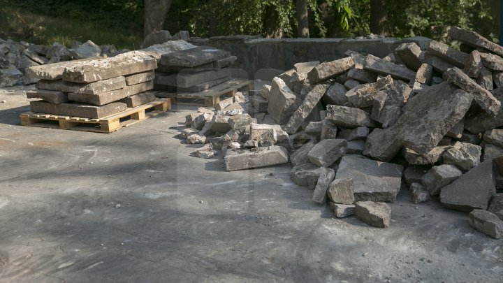 Lucrările de renovare a scării de granit din Parcul Valea Morilor sunt în toi. Costul proiectului constituie 920 de mii de euro (FOTOREPORT)