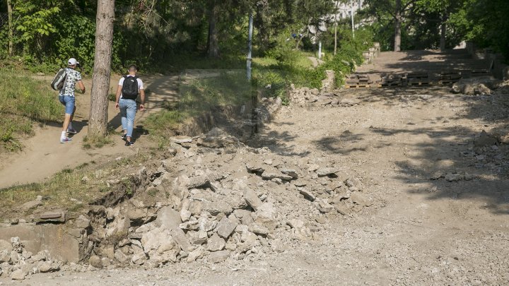 Lucrările de renovare a scării de granit din Parcul Valea Morilor sunt în toi. Costul proiectului constituie 920 de mii de euro (FOTOREPORT)