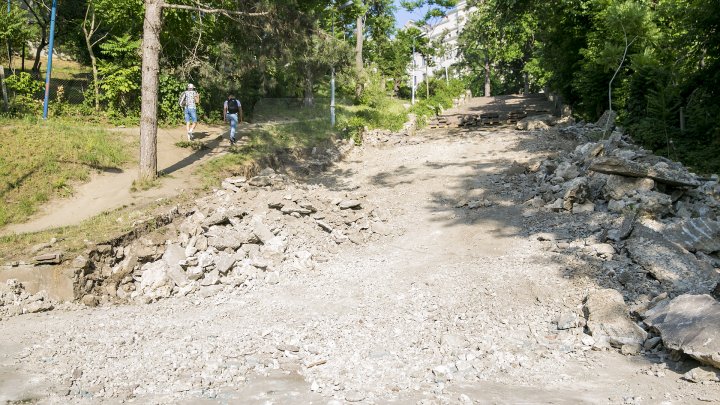 Lucrările de renovare a scării de granit din Parcul Valea Morilor sunt în toi. Costul proiectului constituie 920 de mii de euro (FOTOREPORT)