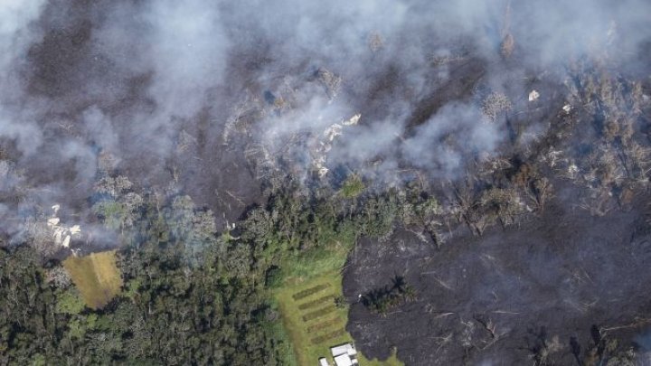 Hawaii, învăluit de o ceață otrăvitoare. Zeci de case distruse şi mii de oameni evacuaţi din calea erupţiei vulcanului (FOTO)