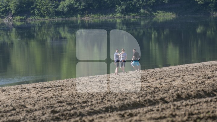 Cum arată plajele de la Vadul lui Vodă. Muncitorii curăţă zona de agrement (FOTOREPORT)