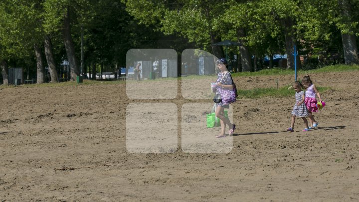 Cum arată plajele de la Vadul lui Vodă. Muncitorii curăţă zona de agrement (FOTOREPORT)