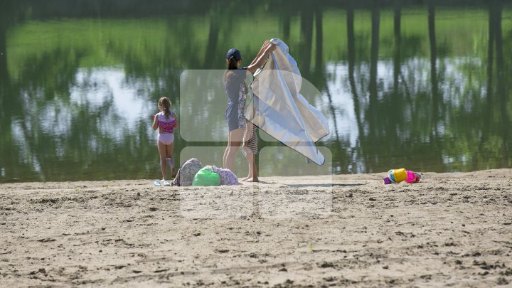 Cum arată plajele de la Vadul lui Vodă. Muncitorii curăţă zona de agrement (FOTOREPORT)