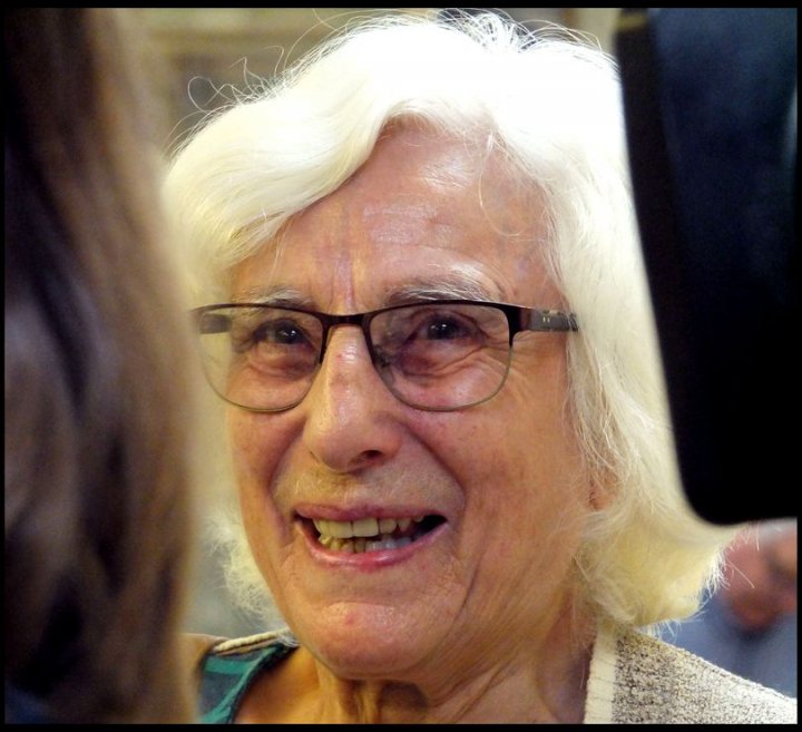 Incredibil! O bătrână a câștigat o mică avere pe o vază pe care o ținea în garaj și voia să o doneze (FOTO)