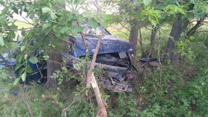 Un şofer BEAT şi-a ucis soţia şi copilul în accident. Pe drum de ţară circula cu 90 km/h FĂRĂ PERMIS DE CONDUCERE