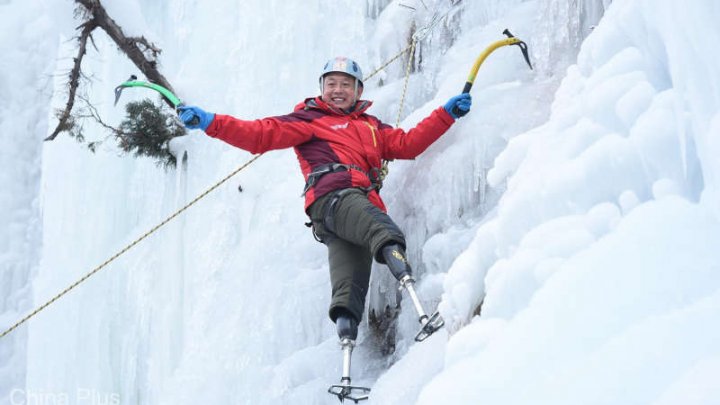 A avut un vis și l-a împlinit! Cum a reușit un chinez cu picioarele amputate să cucerească vârful Everest