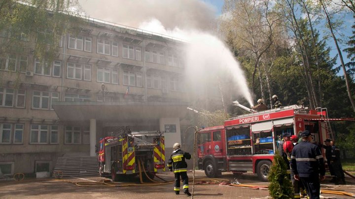 Scurtcircuit la antena unui operator de telefonie. Asta a fost cauza producerii incendiului de la Institutul de Zoologie