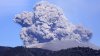 Vulcanul Shinmoe a erupt din nou, după o lună, aruncând o coloană de cenuşă la 2.600 de metri înălţime