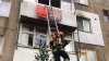 Pompierii au salvat un copil de cinci ani dintr-un apartament în flăcări. Copilul era lăsat singur acasă (VIDEO)