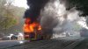 SCENE DRAMATICE în centrul Kievului. Un autobuz cu pasageri a luat foc în mers. Martorii au auzit mai multe explozii (VIDEO)