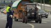 CU TRACTORUL ÎN DRUM SPRE MECI! Un pensionar german a ajuns la Moscova cu tractorul