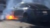 Mașina Tesla condusă de regizorul Michael Moriss a luat foc pe un bulevard din Los Angeles (VIDEO)