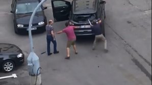 BĂTAIE CU TOPORUL. Doi bărbați s-au luat la harță în plină stradă (VIDEO)