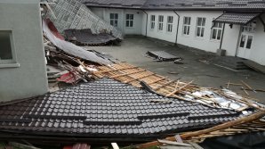 TORNADĂ în România. O şcoală din Prahova a rămas fără acoperiş (VIDEO/FOTO)