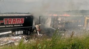 CARAMBOL cu patru TIR-uri: Un șofer a murit strivit în cabina autocamionului pe care îl conduce (IMAGINI DE GROAZĂ)