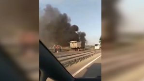Un camion a luat foc în mers pe traseul Chişinău-Orhei (VIDEO)