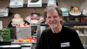 DECIZIE ISTORICĂ în SUA după ce un cofetar a refuzat să facă tortul unui cuplu de gay