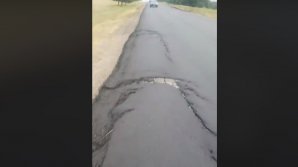 Drum asfaltat de mântuială la Cantemir. Denivelări şi gropi în urma asfaltării (VIDEO)