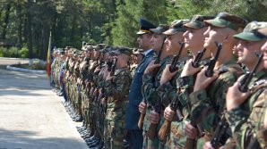 Peste 300 de tineri ostaşi din garnizoana Chişinău au depus astăzi jurământul militar (FOTO)
