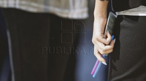 EMOŢII MARI pentru liceenii care au susţinut BAC-ul la limba străină. Unii profesori au venit să-şi susţină discipolii