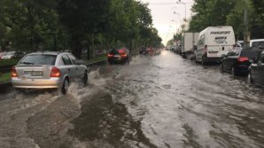  Ploile torenţiale au făcut RAVAGII în România. Peste 13 judeţe din țara vecină au fost afectate de inundaţii, grindină şi vânt puternic