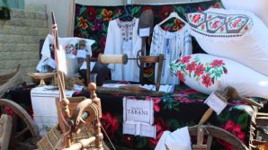 Covoare şi costume naţionale vechi de peste o sută de ani, la Festivalul Lada cu zestre din Tabani. Vizitatorii, impresionaţi