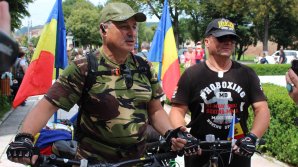 Peste 600 de kilometri pe bicicletă, pentru eroii neamului. MESAJUL pe care doi veterani de război din Moldova vor să ducă la Alba Iulia